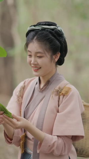 灾荒年，小农女有满仓鱼肉 - 年代穿越 (2025) 海报